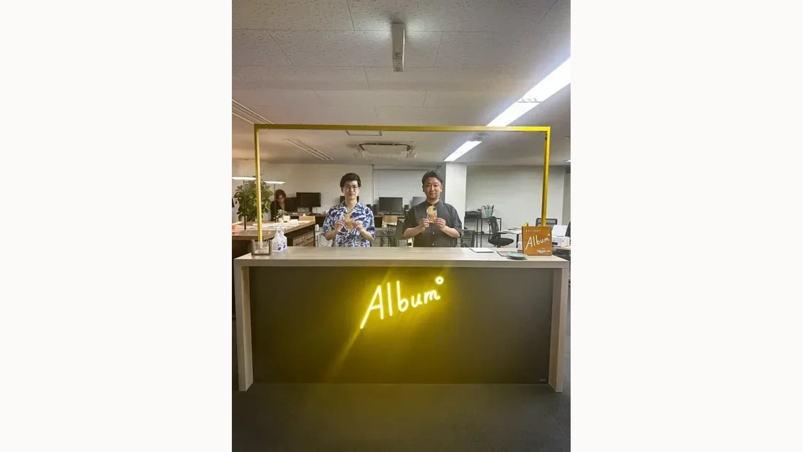 就労支援セミナーで講師と参加者が話す会場の様子