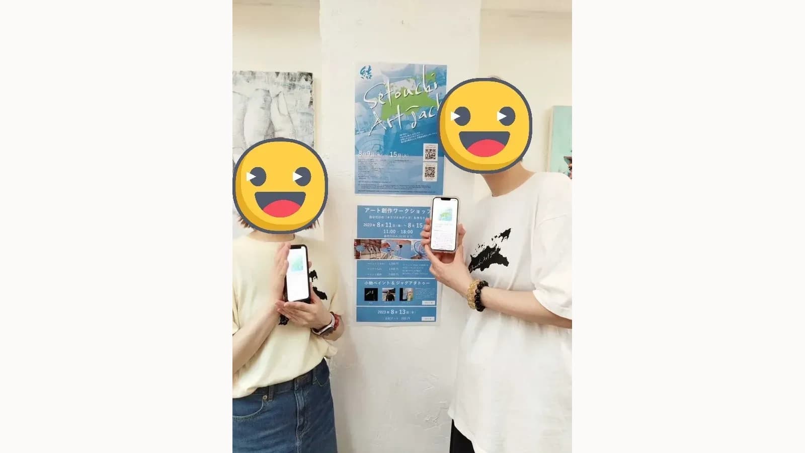瀬戸内のイベント参加者が会場の資料を紹介する様子