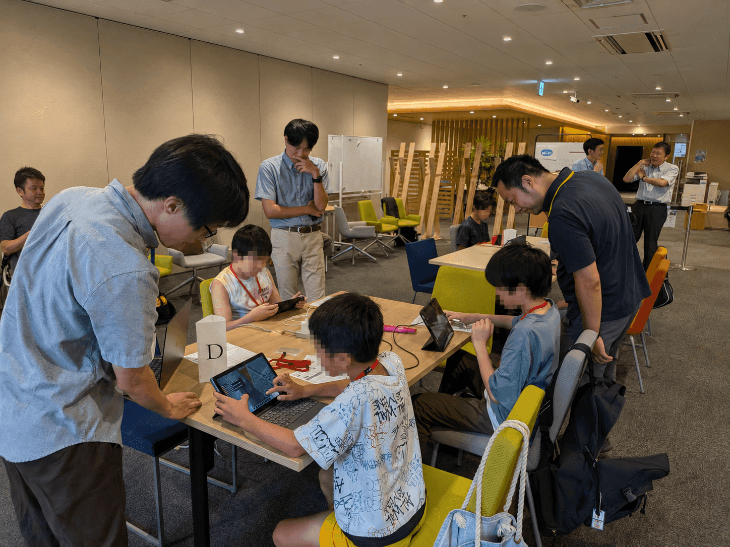 Minecraft上で防災対策を制作する参加者と学生スタッフ